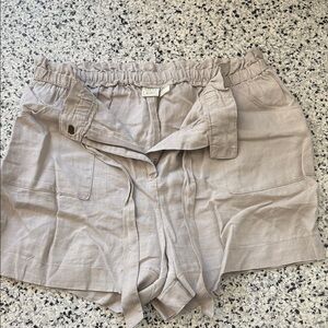 Lucy & Laurel Size L Women’s Tan Fabric Cargo Shorts w/ Tie Waist Detail